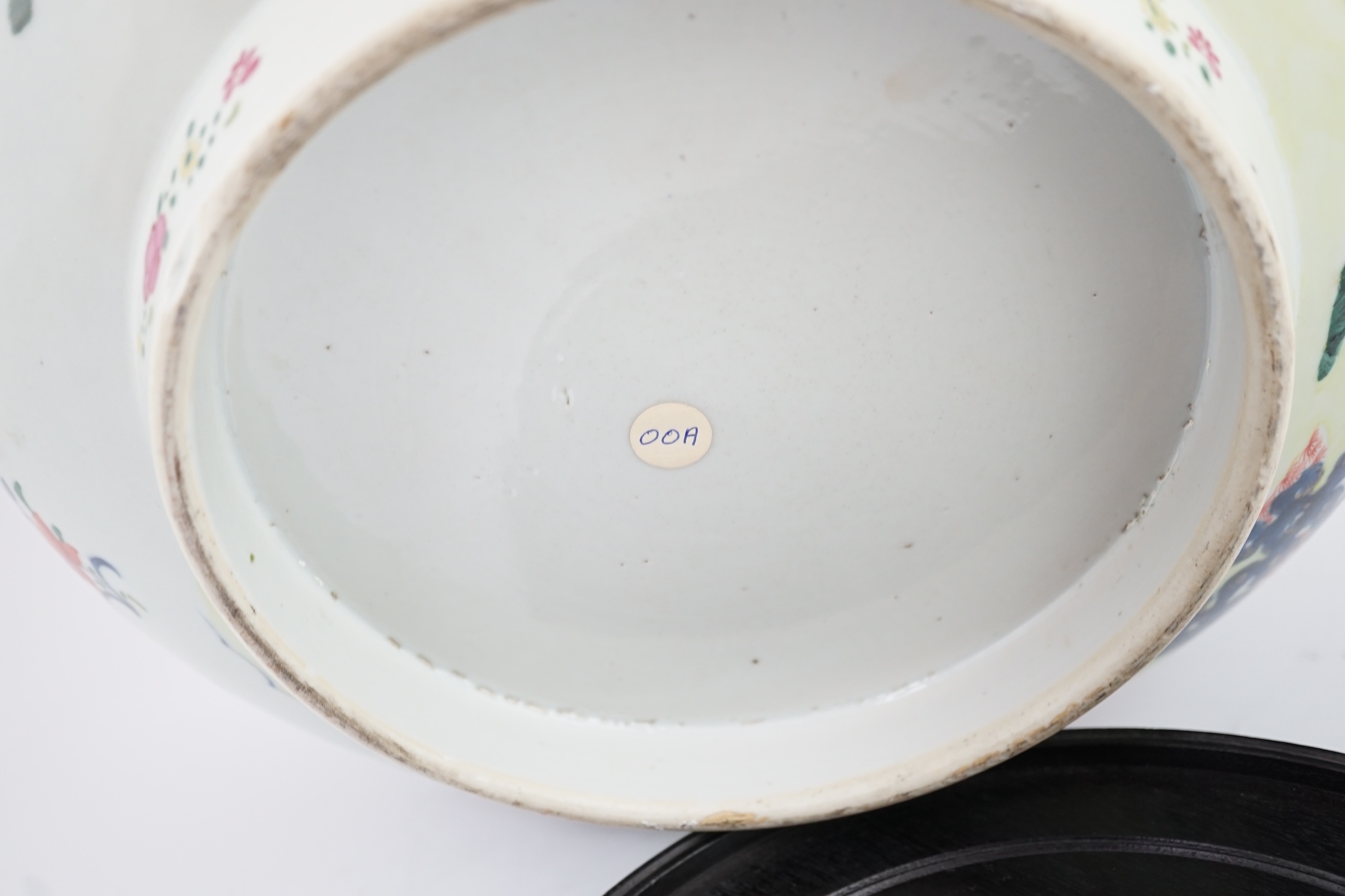 Please note some restoration - A large Chinese famille rose punch bowl, Qianlong period